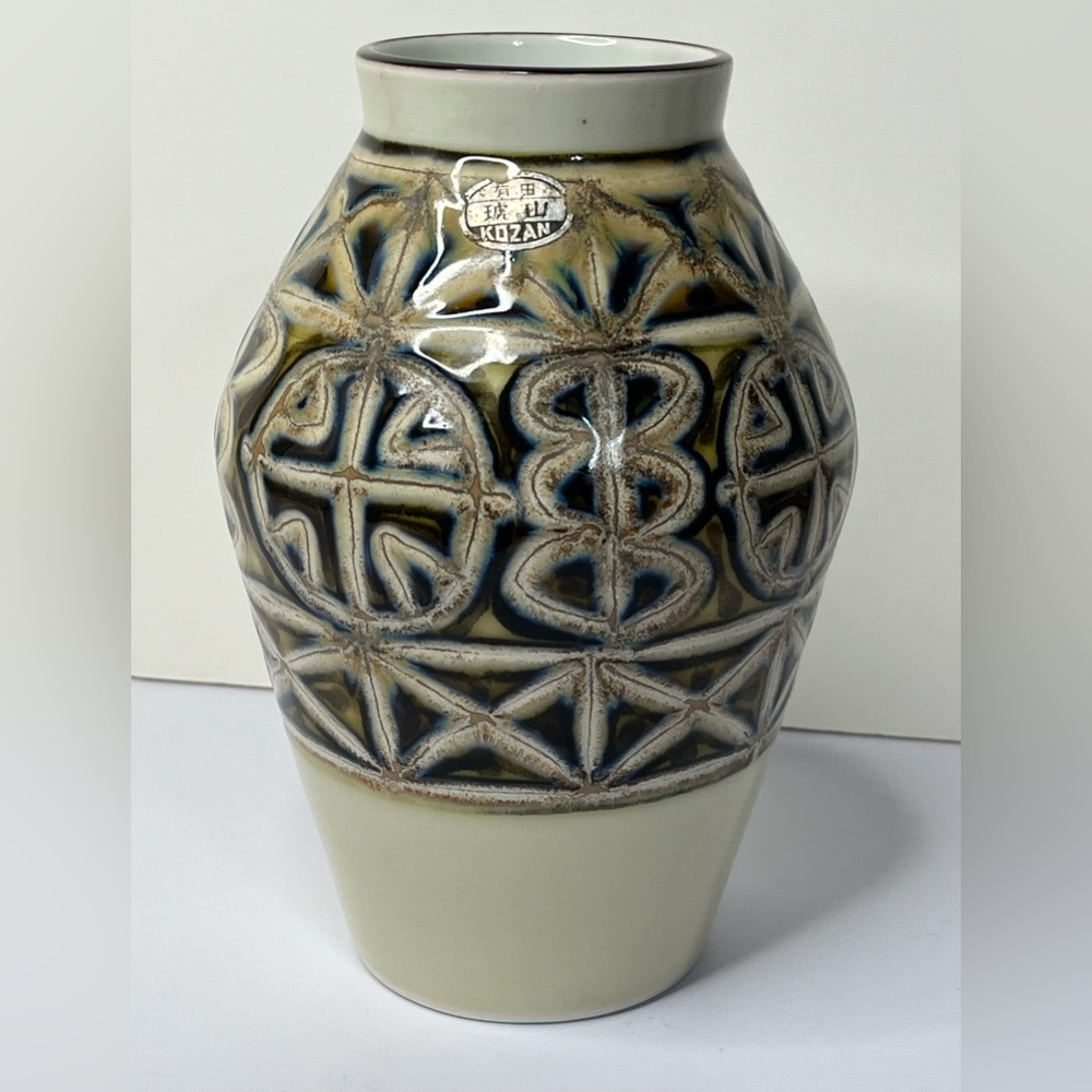 Kozan Japan Pottery Vase 8"‎ Tall Foil Stamp Kozan Signed